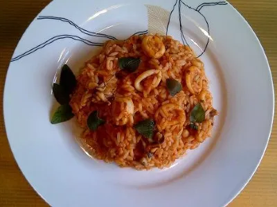 Rdeča rižota z lignji