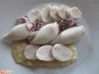 Fotografija recepta: Kuhani kalamari polnjeni s tuno