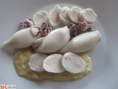 Kuhani kalamari polnjeni s tuno