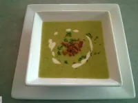 Fotografija recepta: Kremna brokolijeva juha s slanimi hrustljavčki