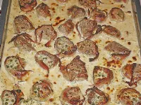 Fotografija recepta: Svinjski medaljončki v ovoju slanine s skutno-smetanovo omako