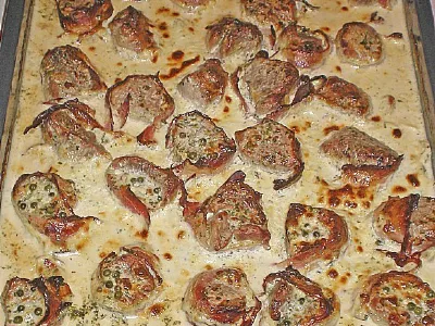 Svinjski medaljončki v ovoju slanine s skutno-smetanovo omako