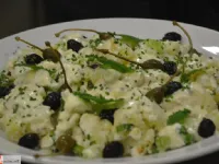 Fotografija recepta: Krompirjeva solata s feto, kaprami in olivami