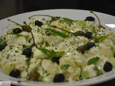 Krompirjeva solata s feto, kaprami in olivami