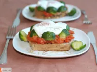 Fotografija recepta: Brstični ohrovt s poširanim jajcem na kruhu