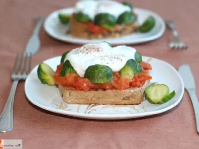 Brstični ohrovt s poširanim jajcem na kruhu