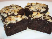 Fotografija recepta: Čokoladni kolački z avokadom, banano in mandlji 