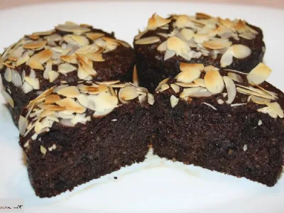 Čokoladni kolački z avokadom, banano in mandlji 