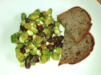 Pisana solata z avokadom