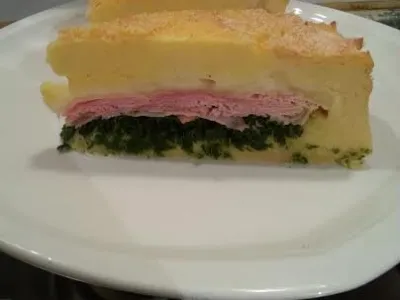 Krompirjeva torta s špinačo, pršutom, sirom
