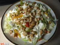 Fotografija recepta: Solata s svežo jogurtovo polivko