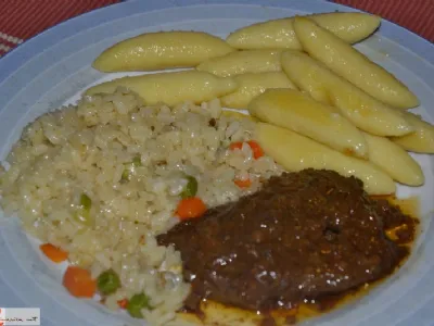 Goveji zrezki v omaki iz koreničja