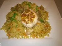 Fotografija recepta: Pilav s svinjino in pečenim česnom