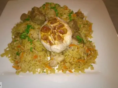 Pilav s svinjino in pečenim česnom