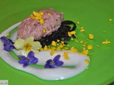 Pašteta dimljene šunke z marmelado rdeče čebule in hrenovo peno