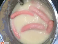 Fotografija recepta: Topla krompirjevo hrenova omaka s hrenovko