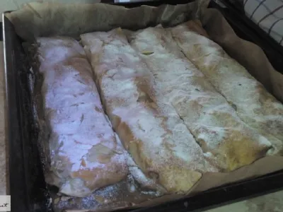 Jabolčno - skutin štrudelj z dodatkom banan