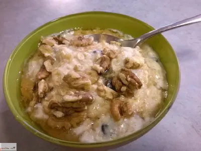 Ovsena kaša z banano in orehi