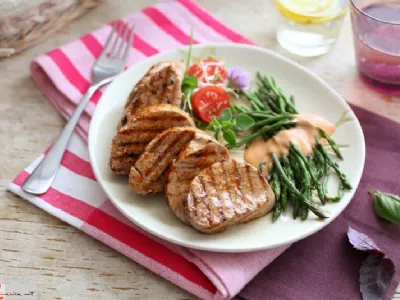 Svinjska ribica s toplo solato z beluši