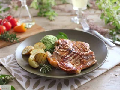 Okusna vratovina s pečenim krompirjem in grahovim pirejem