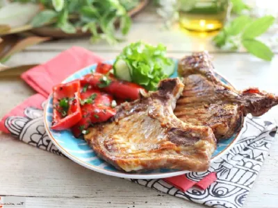 Teletina z žara s pečeno rdečo papriko