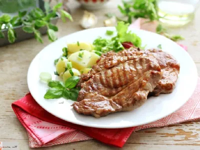 Vratovina z žara s toplo krompirjevo solato