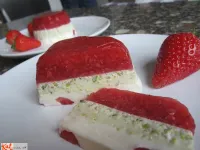 Fotografija recepta: Jagodno pistacijeva strjenka...