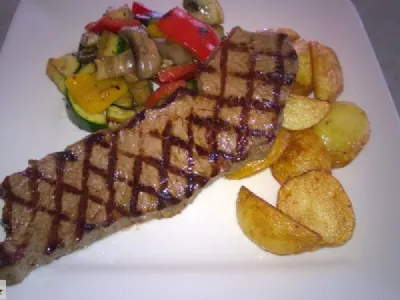 Rozbif na žaru z mladim krompirjem in mešano zelenjavo