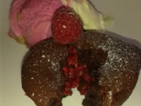 Fotografija recepta: Čokoladni sufle s tekočo malinovo sredico