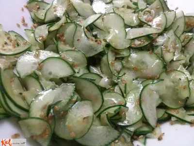 Kumarična solata s sezamom