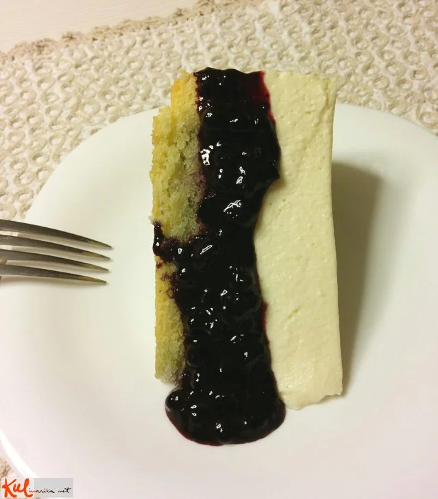 Vanilijeva tortica z borovničevo omako
