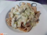 Fotografija recepta: Puranji trakci v smetanovi omaki z bučkami