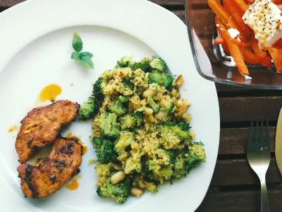 Curry kuskus z brokolijem in arašidi