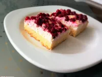 Fotografija recepta: Kokosove rezine z jagodičevjem