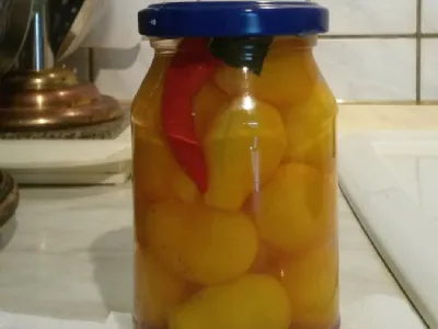 Vložen pikantni češnjevec