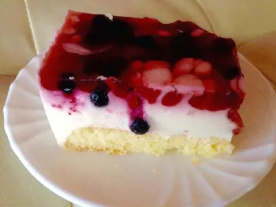 Jogurtovo pecivo z gozdnimi sadeži