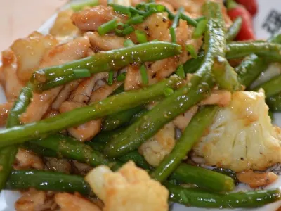 Piščanec s česnom in črnim poprom "ala fasulas"