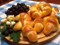 Fotografija recepta: Rogljički z mozzarello in salamo