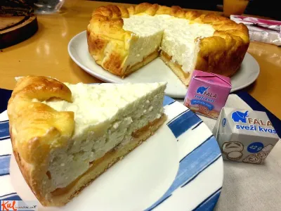 Skutna pogača z nektarinami