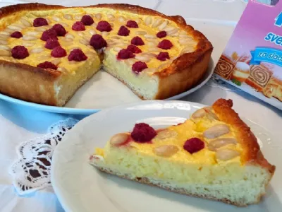 Vanilijeva pogača z malinami in mandlji