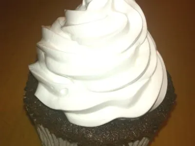 Čokoladne tortice z marshmallow kremo