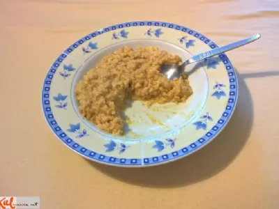 Ovseni kosmiči na mešanici soka pomaranče, mleka in medu ter mletih orehov