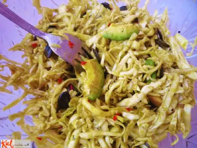 Zeljna solata z avokadom