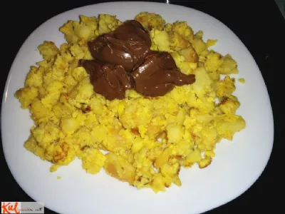 Porabljen suh kruh z jajci za zajtrk