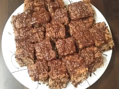 Enostaven biskvit s čokolado in banano