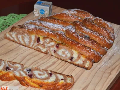 Razprta kokosova potica v čokoladnem testu