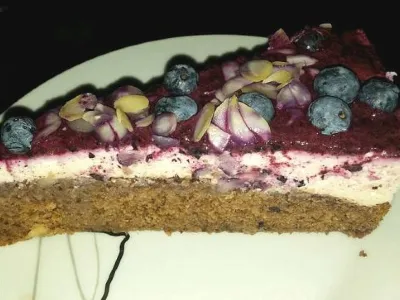 lchf - orehov biskvit s skutino kremo in borovnicami