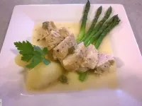 Fotografija recepta: Pičančje prsi v limonini omaki z zelenimi šparglji