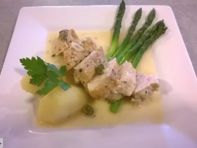 Pičančje prsi v limonini omaki z zelenimi šparglji