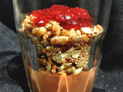 Penasta čokolada v kozarčku